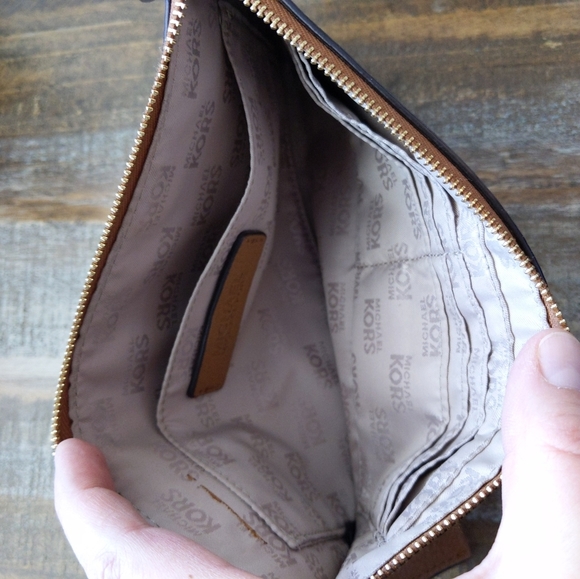 🌿MICHAEL KORS WRISTLET🌿 - Picture 2 of 4